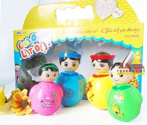 gia đình lật đật